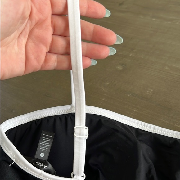 Aqua Swim Bloomingdale’s Black and White Bikini Top with Button Detail New - Picture 6 of 9